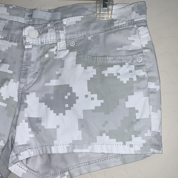 LEVI’S BRAND NEW SIZE 27 SUPER CUTE DIGITAL DESIGN SHORTS - Picture 4 of 7